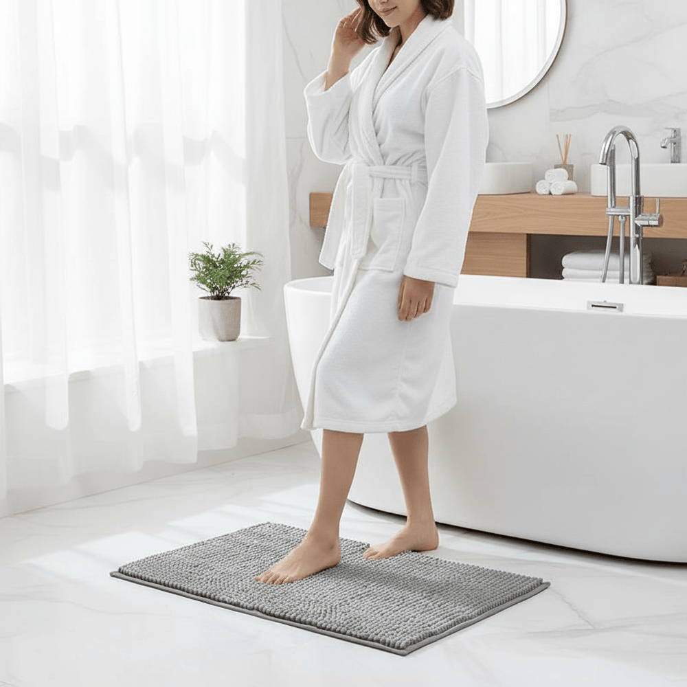 Tapis de bain doux en chenille beige, ultra absorbant et lavable, parfait pour un confort optimal en salle de bain.