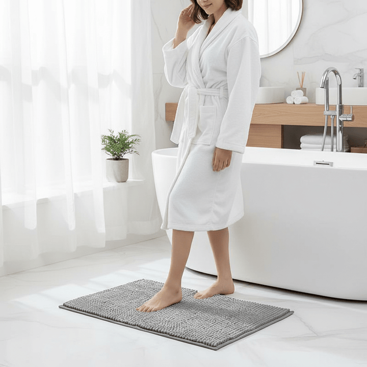 Tapis de bain doux en chenille beige, ultra absorbant et lavable, parfait pour un confort optimal en salle de bain.