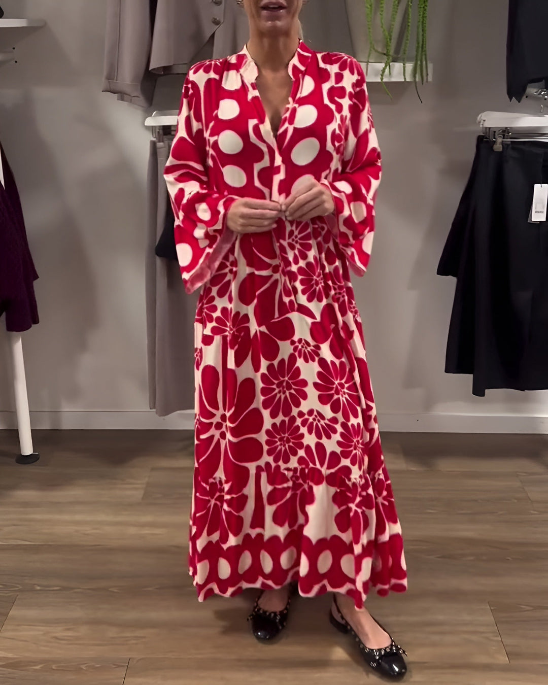 Robe maxi élégante à imprimé floral rouge pour femmes, parfaite pour l'été chic et confortable.