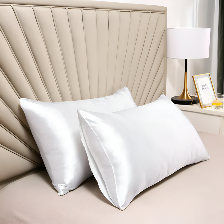 Housse d'oreiller protectrice unie en polyester anti-rides pour chambre à coucher.