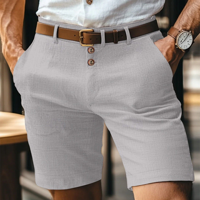 Détail du short homme en lin et coton uni, boutonné, texture légère et respirante, parfait pour l'été.
