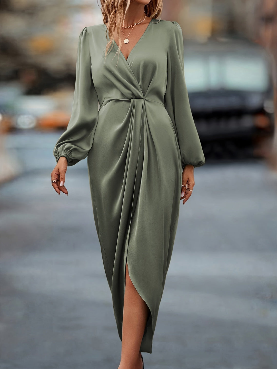 Robe de cocktail femme élégante, coupe maxi, manches ballon volumineuses et ourlet asymétrique moderne.