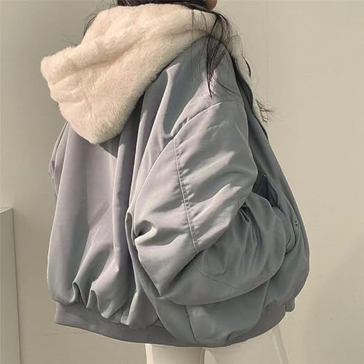 Veste bomber oversize femme avec poches, réversible. Look décontracté tendance pour mode streetwear d'hiver.