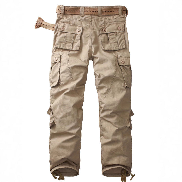 Homme portant un pantalon cargo tactique polyvalent en milieu urbain, alliant confort et style au quotidien.