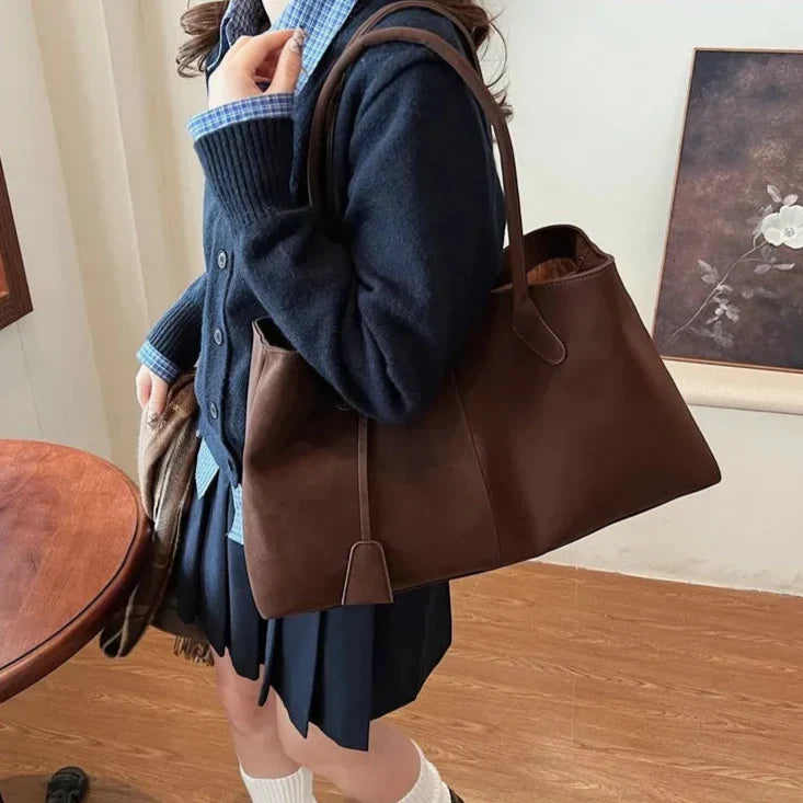 Grand sac à main femme, fourre-tout mode et pratique, parfait pour transporter vos essentiels quotidiens.