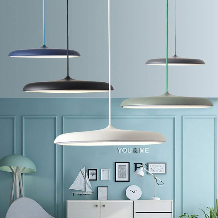 Luminaire LED de plafond au design contemporain, idéal pour salle à manger moderne et élégante.