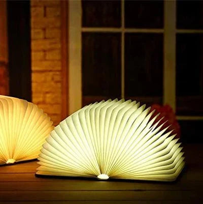 Lampe livre LED chaude StoryGlow, idéale pour la lecture au lit ou comme décoration d'ambiance.