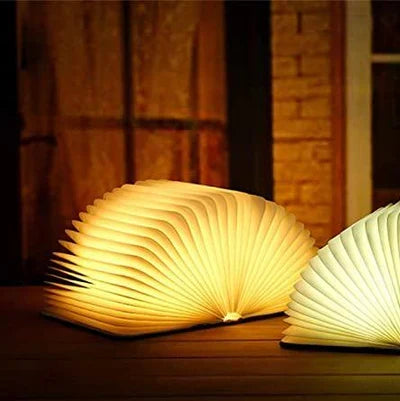 Lampe de livre pliable StoryGlow en bois fermée, montrant son design compact et élégant.