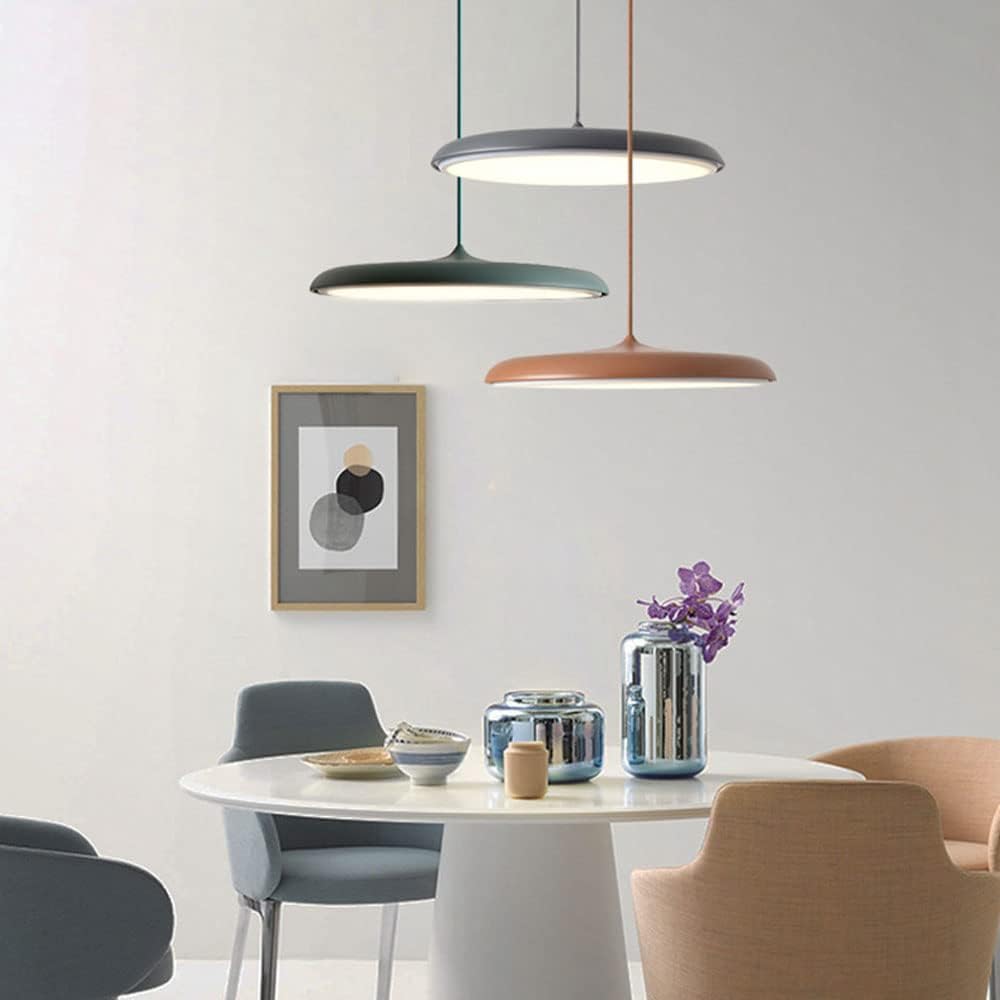Suspension LED économe en énergie pour salle à manger, apportant un éclairage moderne et une lumière chaude.