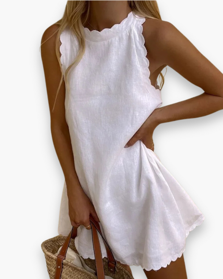 Mini-robe décontractée-chic pour femme, un choix mode essentiel pour les journées chaudes et les soirées d'été.