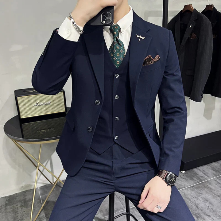 Ensemble costume homme formel 3 pièces slim. Vêtement élégant pour mariage, affaires et occasions spéciales.