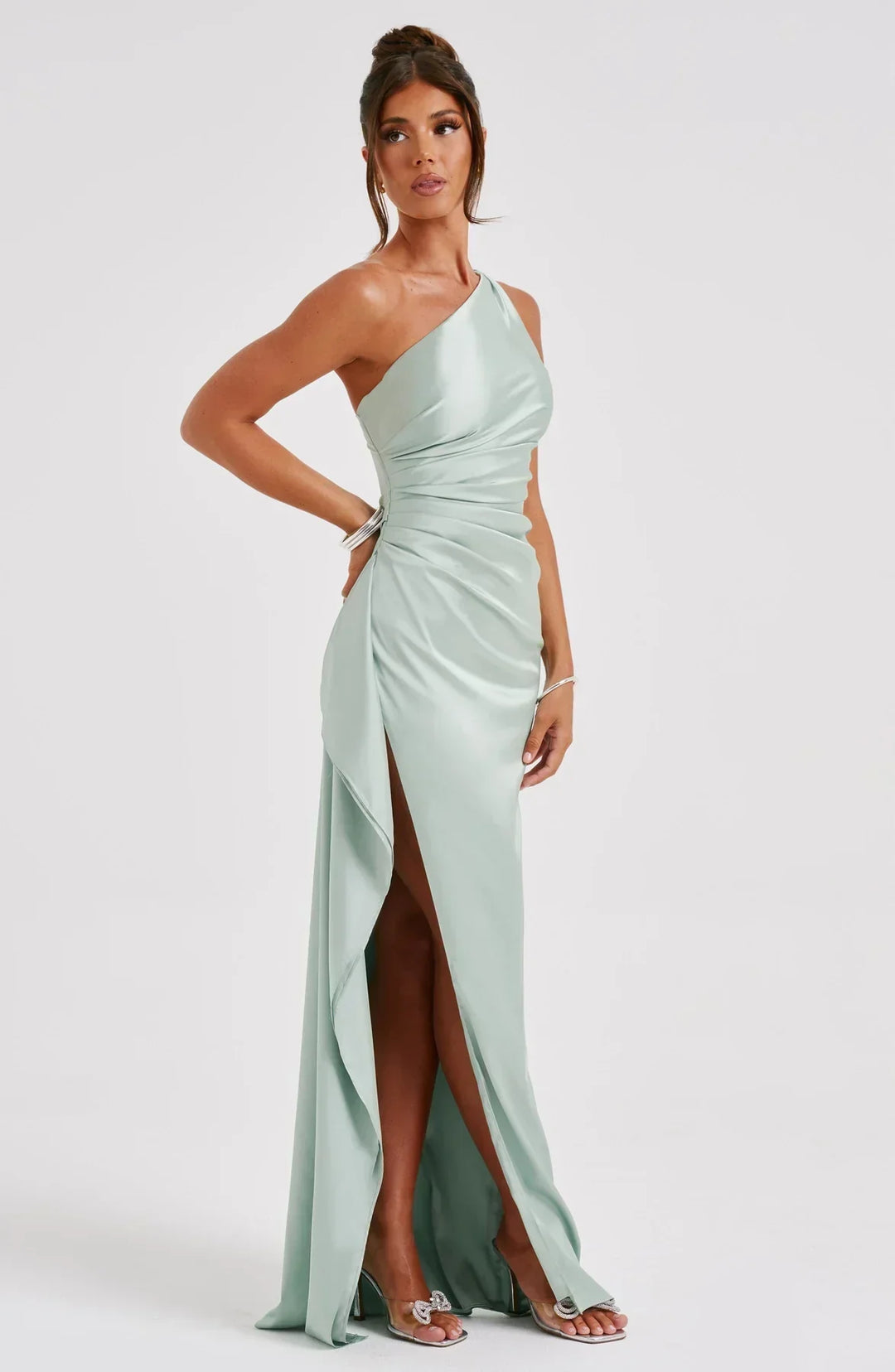 Robe satinée Vivienne, fendue asymétrique, style chic et moderne.
