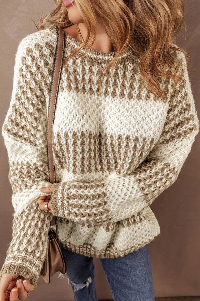 Chandail femme beige tricoté et structuré. Confortable et mode, ce haut est parfait pour l'hiver.