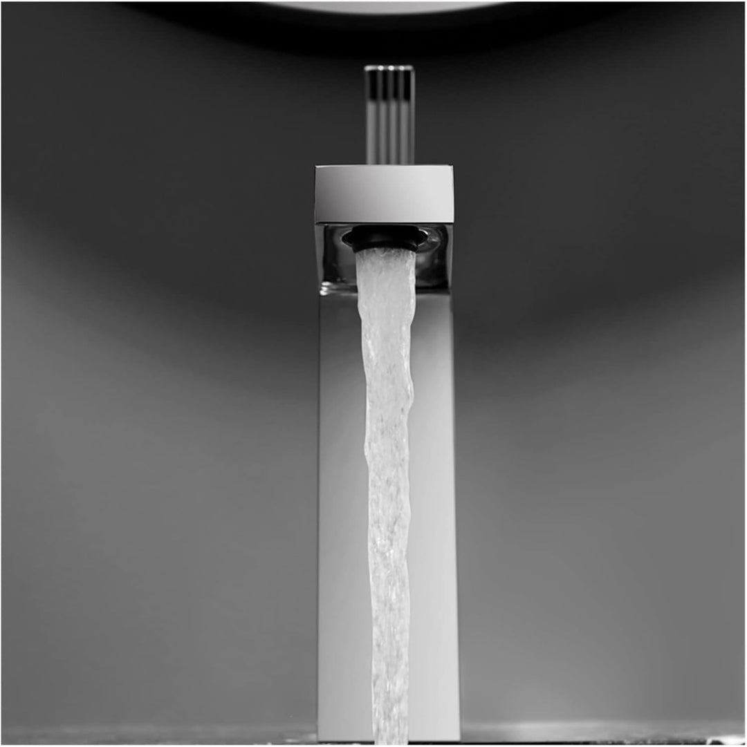 Robinet mitigeur moderne blanc et chrome pour lavabo de salle de bain, style épuré.