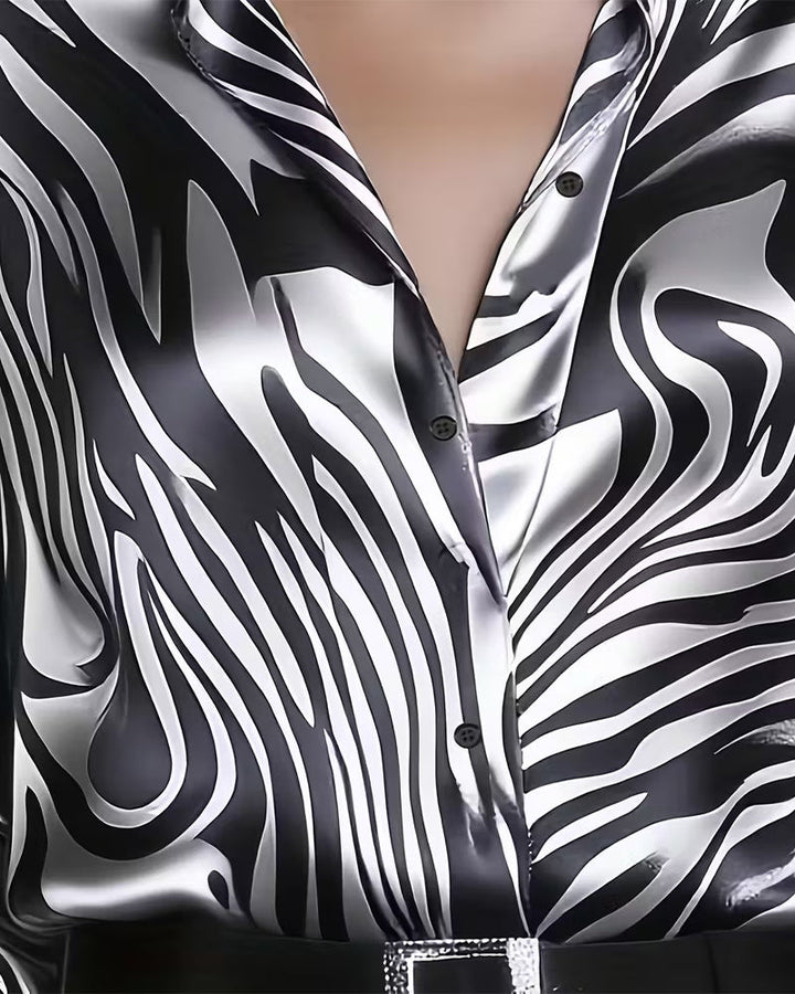 Chemise femme imprimée avec col V flatteur. Manches longues, un haut chic et confortable pour l'hiver.