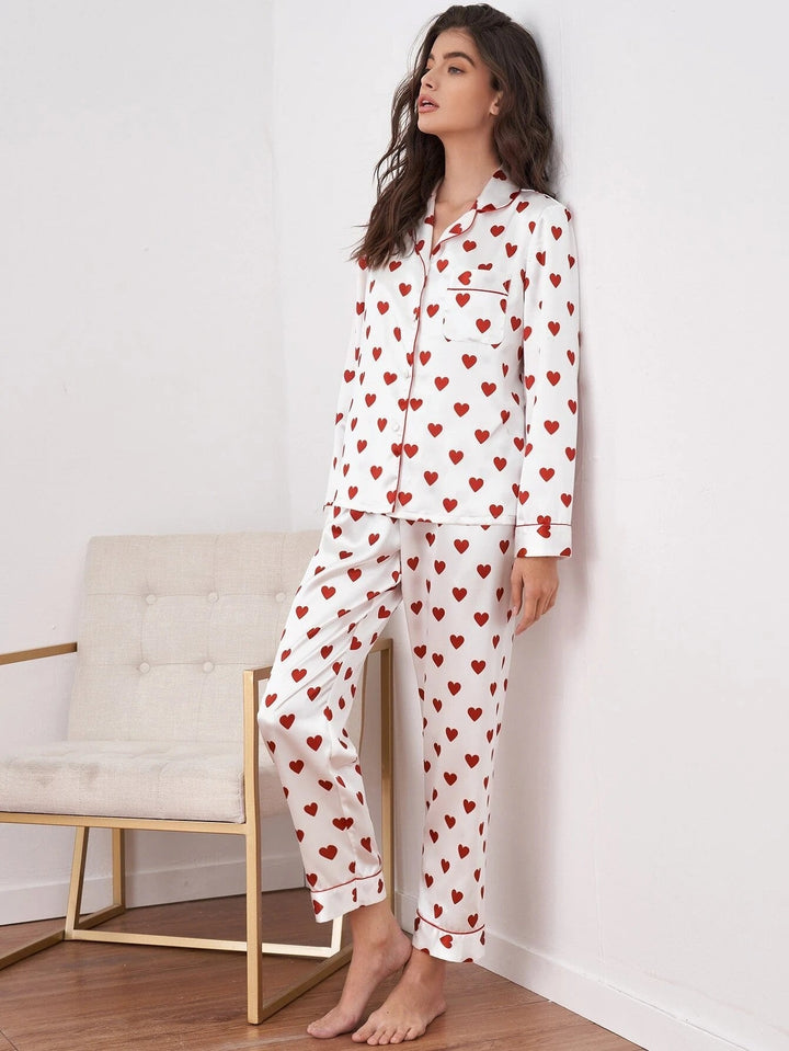 Vêtements d'intérieur femme : ensemble pyjama blanc motif cœur. Confortable et élégant pour la nuit et le loungewear.