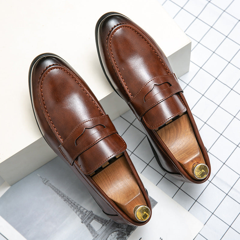 Mocassins à enfiler pour hommes couleur café, offrant confort et style décontracté chic pour le bureau ou la ville.