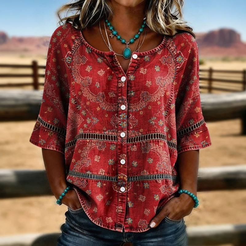 Blouse ethnique femme grande taille, col V. Motif bohème coloré, manches trois-quarts, look décontracté estival.