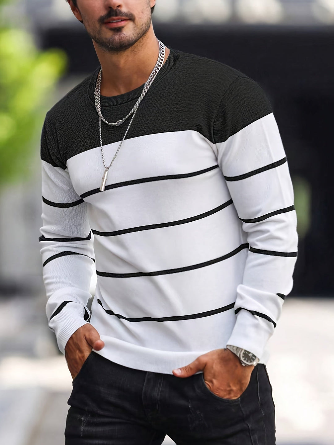 Col du pull homme rayé, finition élégante. Confort et style moderne pour ce vêtement casual chic essentiel.