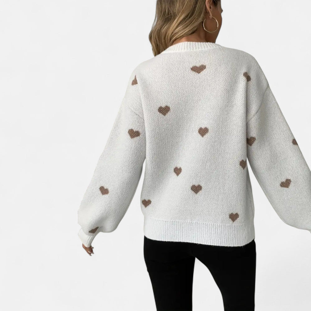 Pull femme ample à motif cœurs, parfait pour l'hiver. Tissu doux et confortable pour un style décontracté.