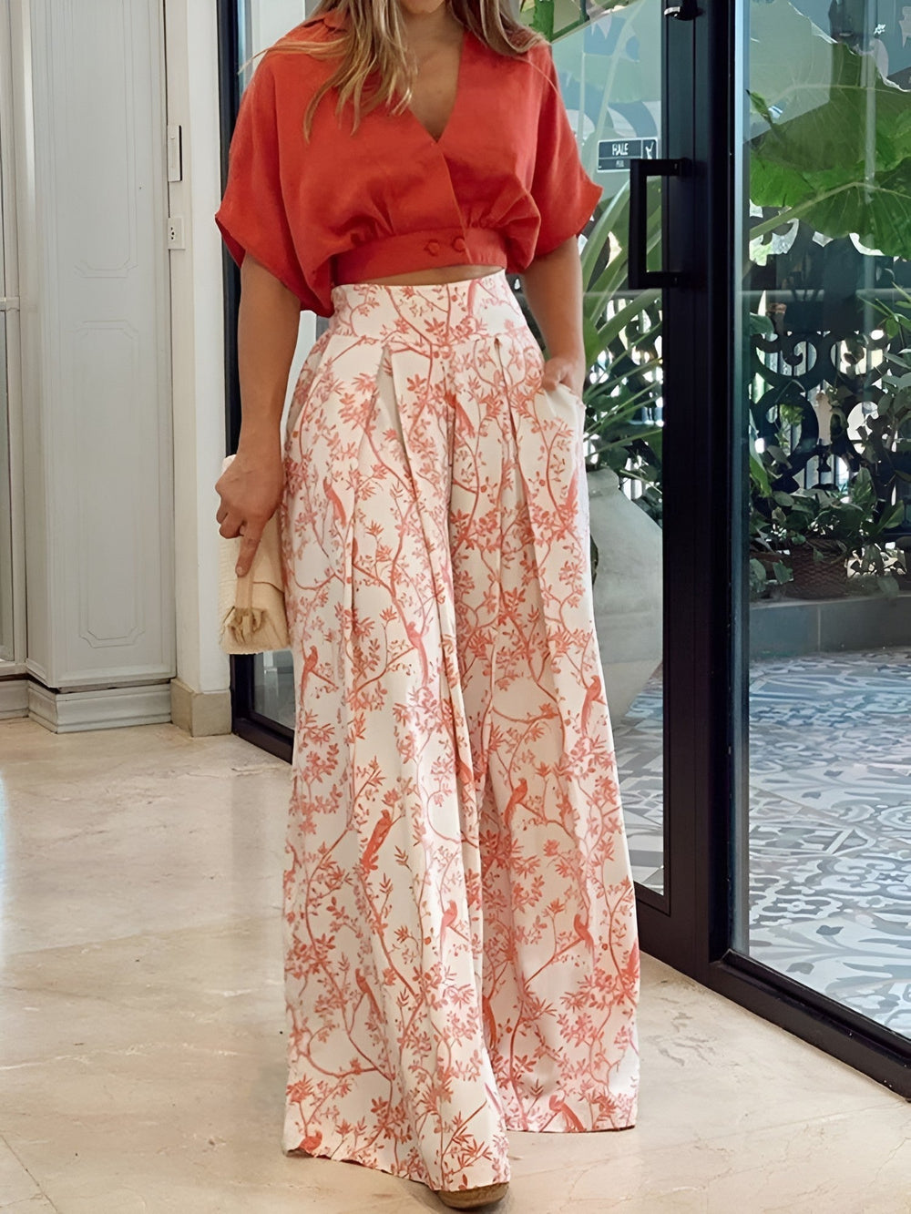 Tenue d'été décontractée chic femme: blouse ample et pantalon large fluide. Parfait pour les vacances et la mode.