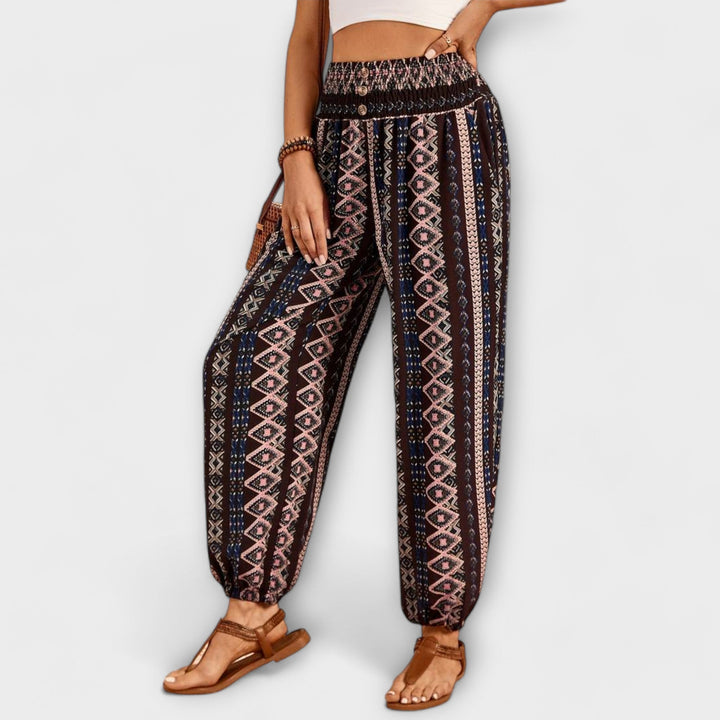 Confortable pantalon Scarlett femme avec un motif ethnique vibrant, idéal pour la mode du quotidien.