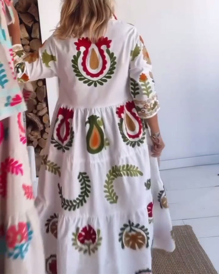 Robe d'été femme, longueur midi, coupe fluide, imprimé floral éclatant, style élégant.