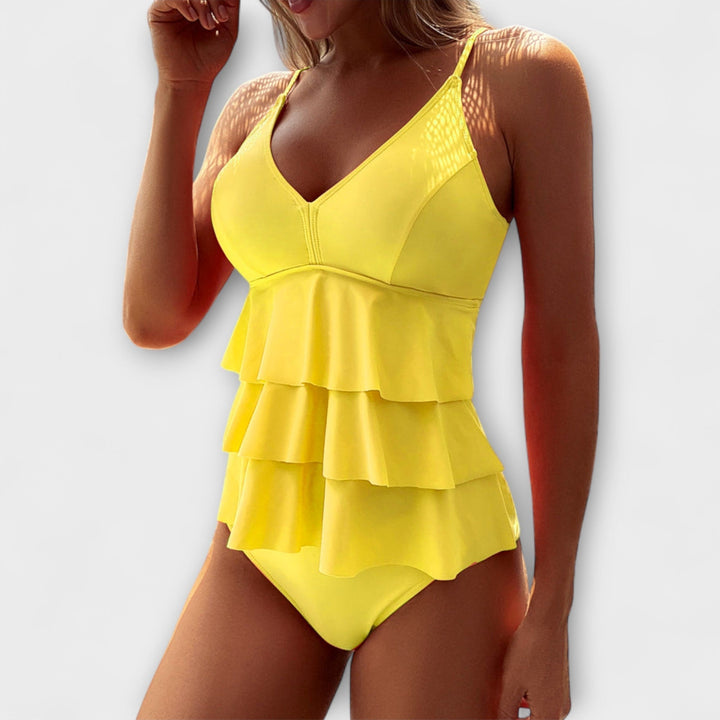 Bikini femme élégant taille haute avec volants sur le haut, parfait pour les vacances d'été ensoleillées.