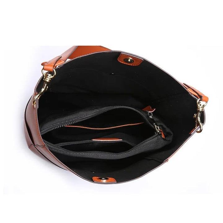 Détail du cuir véritable souple du sac cabas Agatha, coutures raffinées et texture unique.