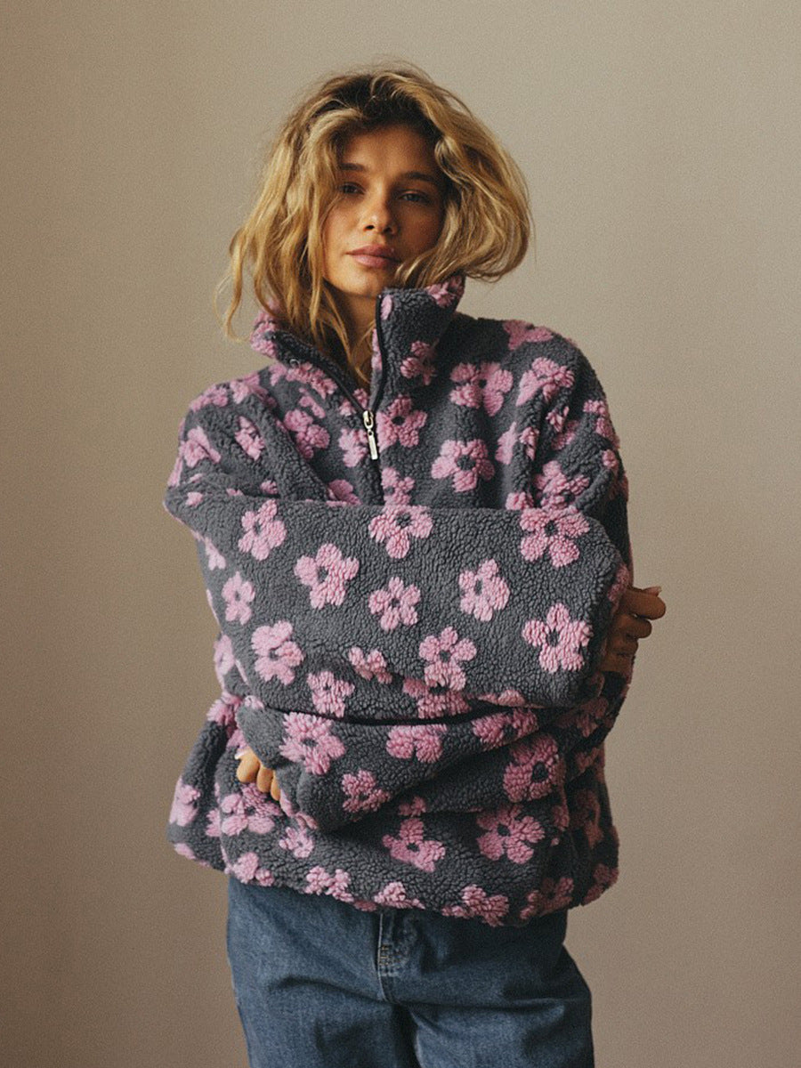 Femme marchant à l'extérieur avec un sweat zippé ample, idéal pour les promenades par temps frais.