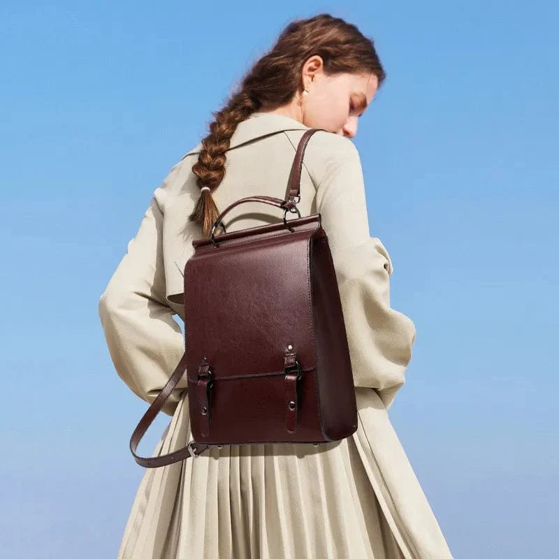 Sac à dos en cuir marron clair pour femme, chic et pratique pour un usage quotidien.