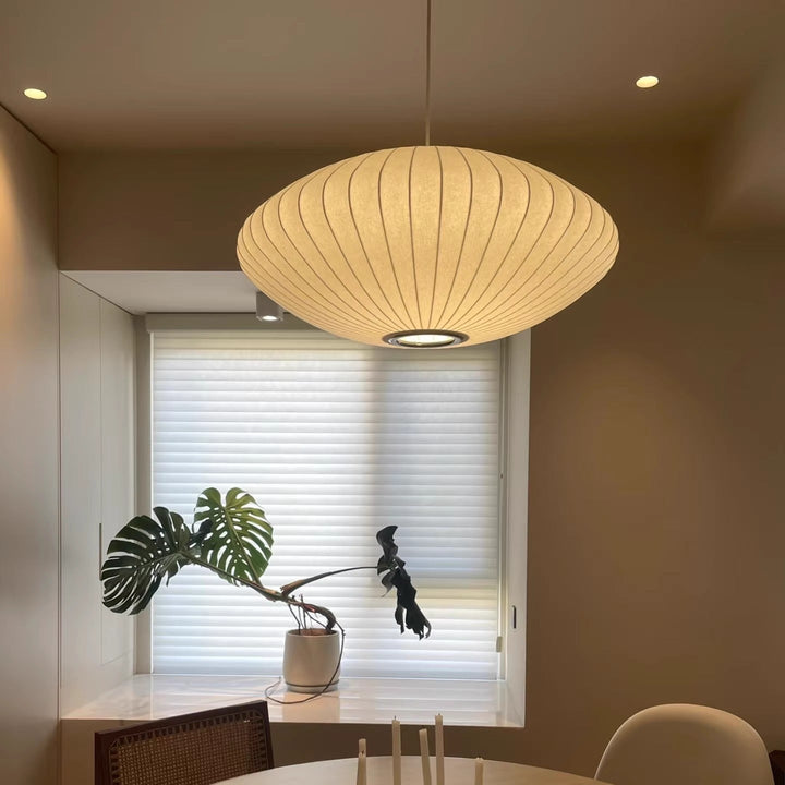 Luminaire suspendu en soie, lumière douce et apaisante pour salon ou chambre moderne.