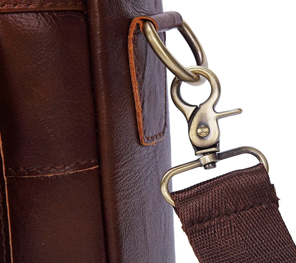 Détail de la sacoche ordinateur homme en cuir, finitions soignées, robustesse et élégance pour le travail.