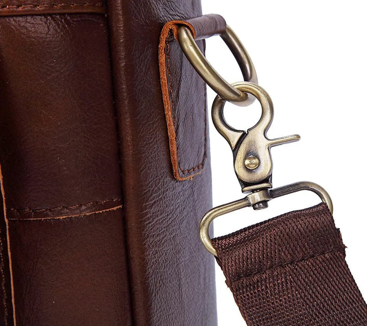 Détail de la sacoche ordinateur homme en cuir, finitions soignées, robustesse et élégance pour le travail.