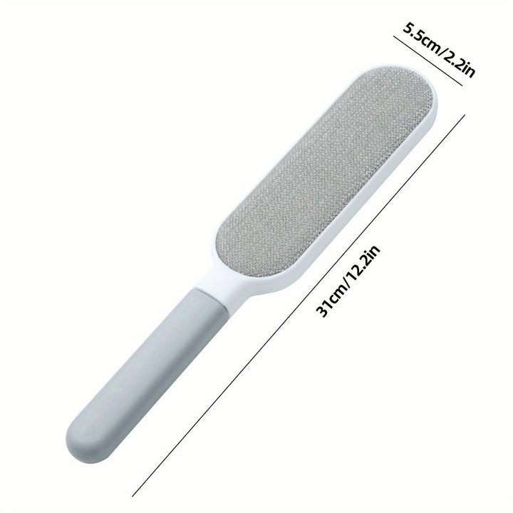 Adieu les poils d'animaux ! Brosse double face VelvetTouch pour vêtements, canapés et tapis toujours propres.