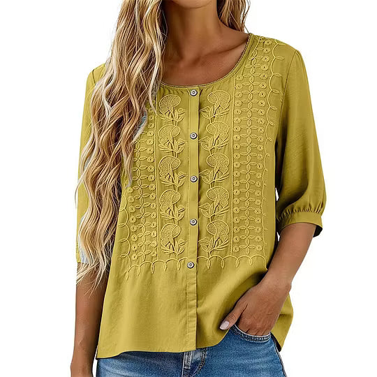 Blouse femme à broderie raffinée, motifs floraux, manches 3/4. Élégante et facile à porter.