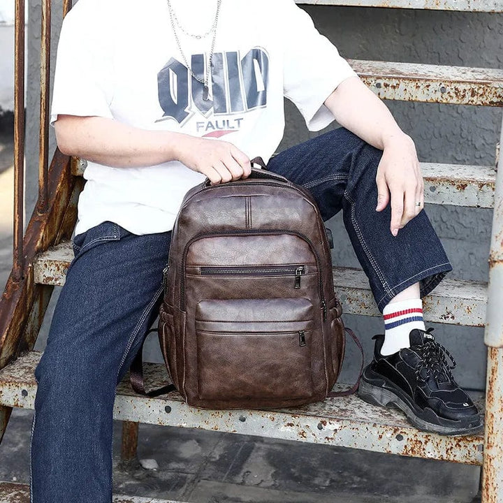 Sac à dos classique homme en cuir vegan noir, polyvalent et chic pour le bureau ou les loisirs.