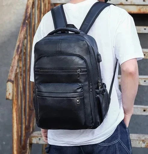 Vue de profil du sac à dos homme élégant en cuir vegan marron, avec bretelles ajustables confortables.