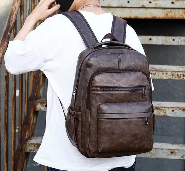 Sac à dos urbain homme en cuir vegan classique, élégant et robuste pour les déplacements quotidiens.