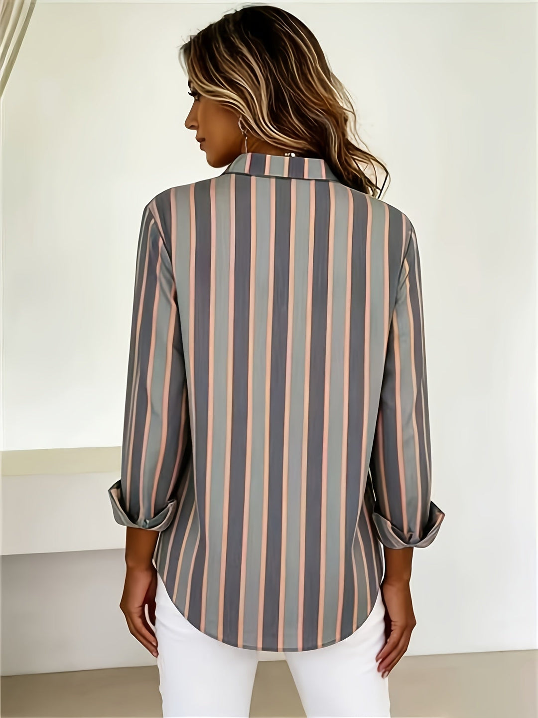 Chemisier femme rayé, manches longues, alliant mode chic et confort. Idéal pour un look quotidien ou événement spécial.