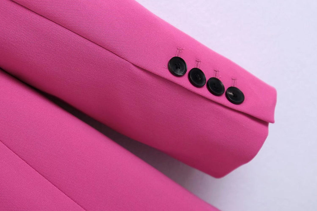 Blazer rose élégant, pièce maîtresse d'un ensemble professionnel chic pour femme.