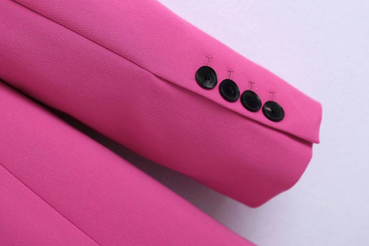 Blazer rose élégant, pièce maîtresse d'un ensemble professionnel chic pour femme.