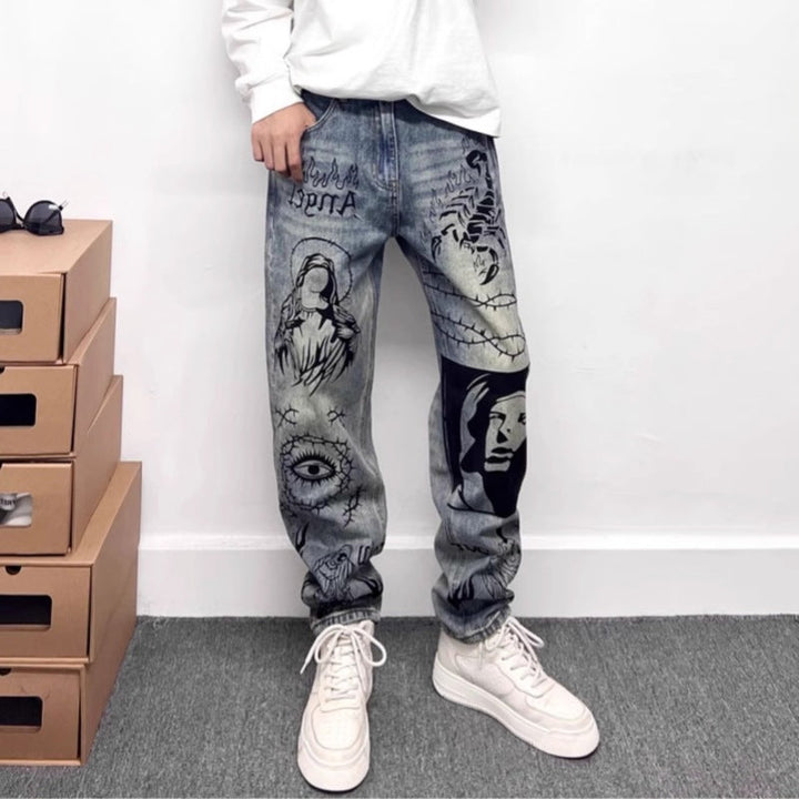 Jean droit homme design unique, style graphique moderne pour un look streetwear affirmé.