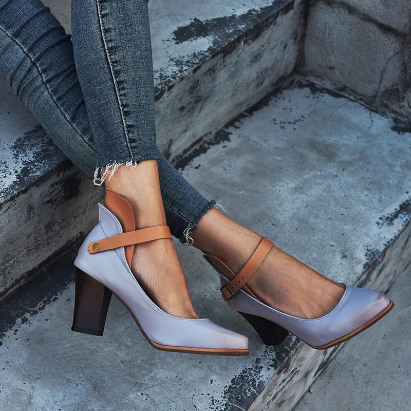Chaussure femme élégante à talon bloc, idéale pour le printemps/été, alliant confort et style sophistiqué.