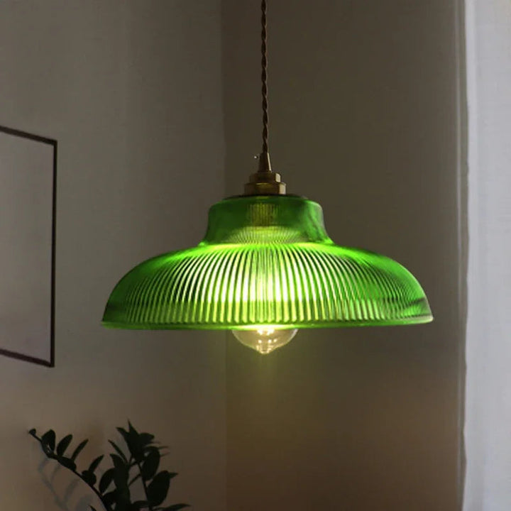 Détail du luminaire suspendu LED en verre transparent, design épuré, éclairage moderne et subtil.