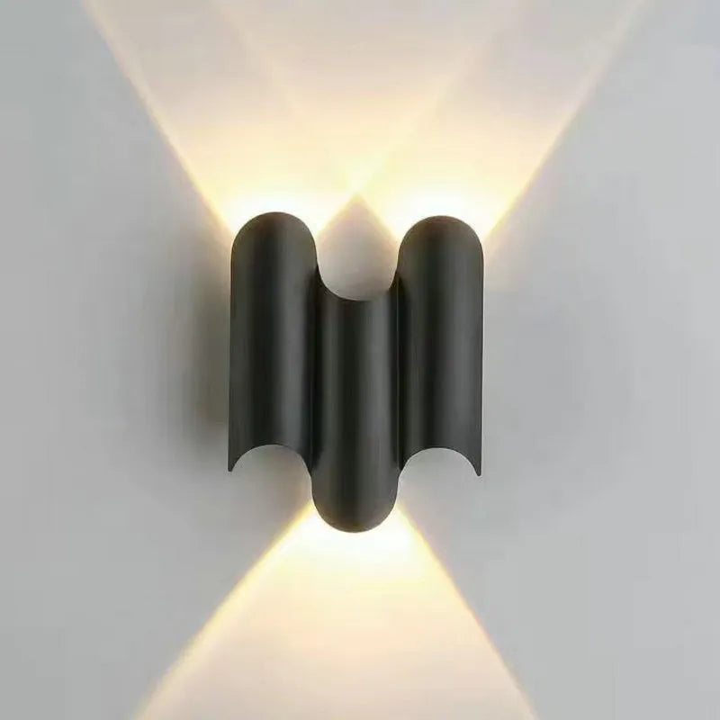 Applique murale LED, design moderne noir et doré, pour une ambiance lumineuse et économie d'énergie.