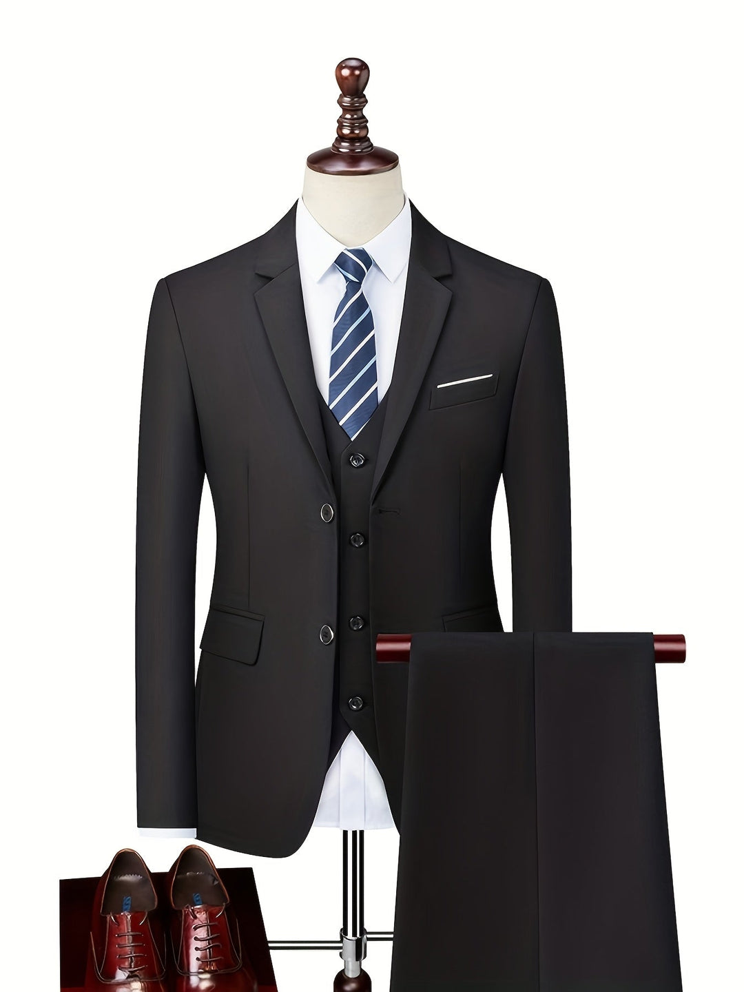 Costume homme d'affaires bleu marine, coupe élégante et confortable, look professionnel.
