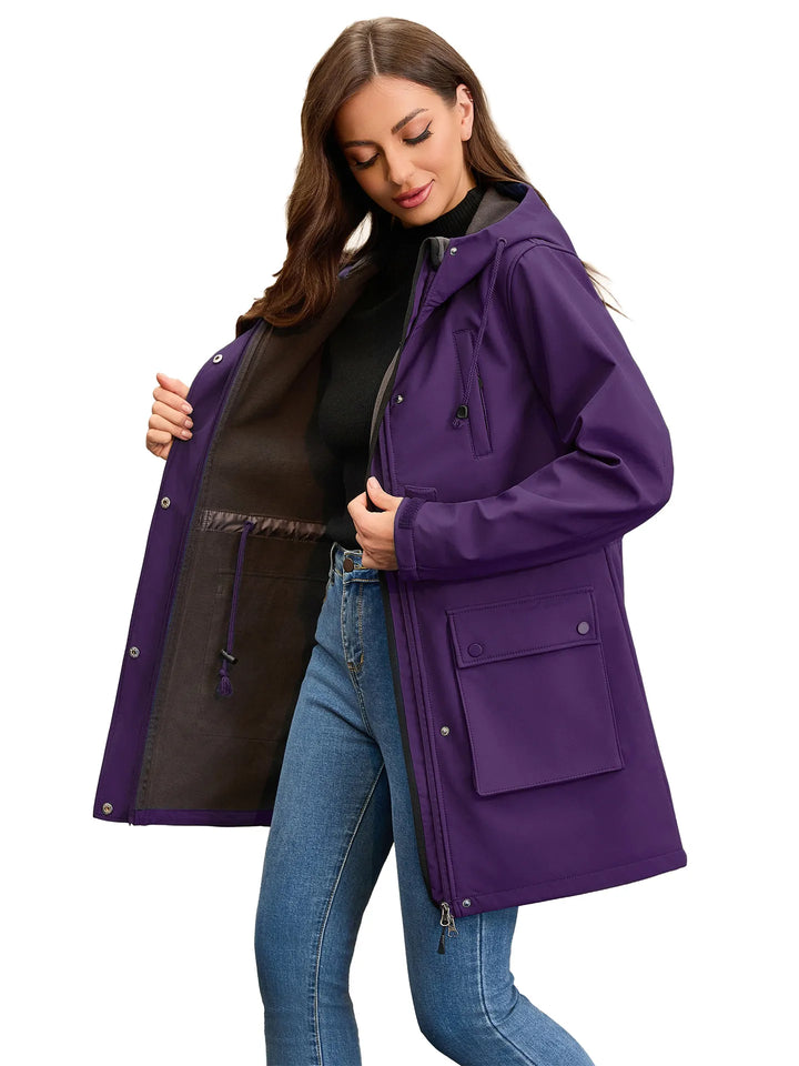 Veste de randonnée femme imperméable et coupe-vent, avec capuche, essentielle pour l'aventure.