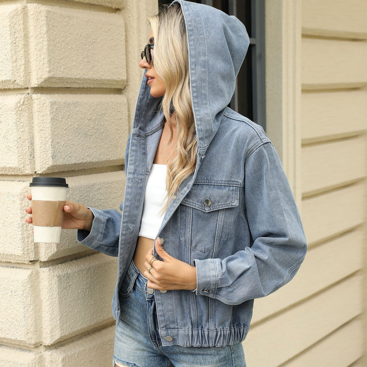 Femme portant une veste blouson à capuche délavée, affichant un style décontracté et tendance printanier.