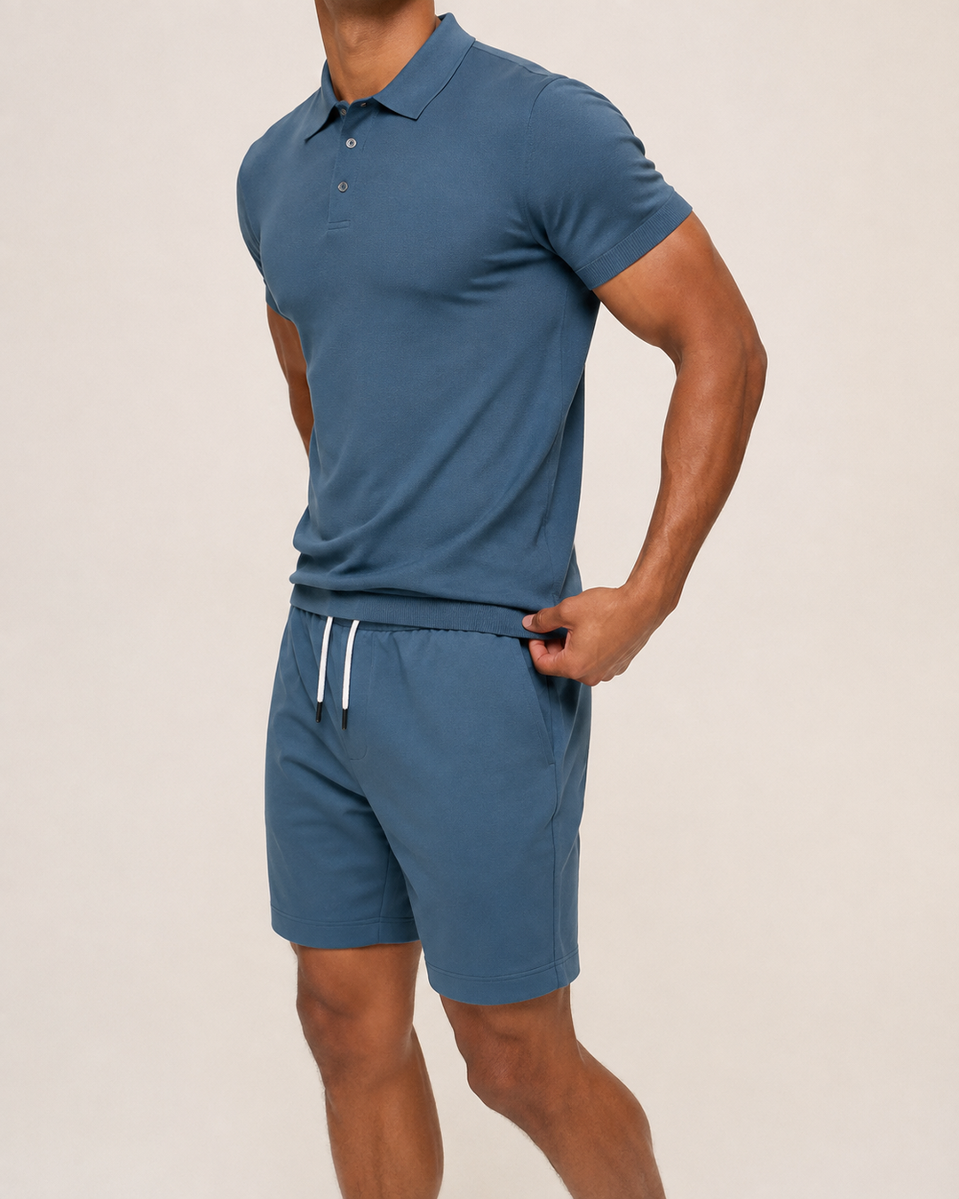Tenue homme d'été confortable : polo ajusté et short, vêtement idéal pour mode estivale.